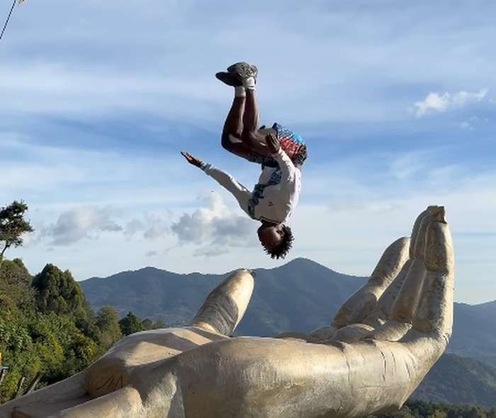 IShowSpeed melakukan backflip di patung tangan Tuhan di Guatemala