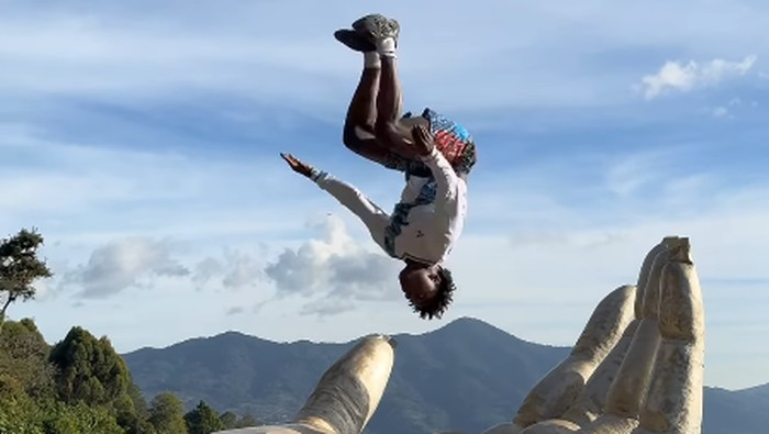 IShowSpeed melakukan backflip di patung tangan Tuhan di Guatemala