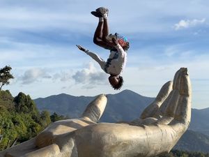 IShowSpeed Bikin Heboh Usai Backflip di Patung Tangan Tuhan
