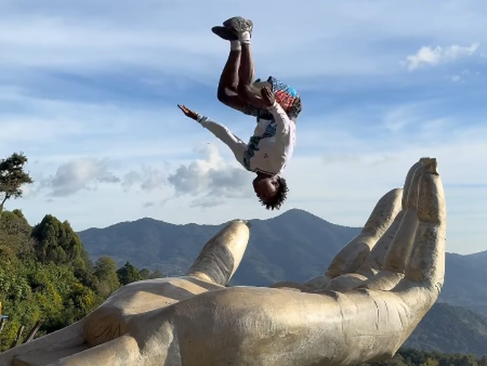 IShowSpeed melakukan backflip di patung tangan Tuhan di Guatemala
