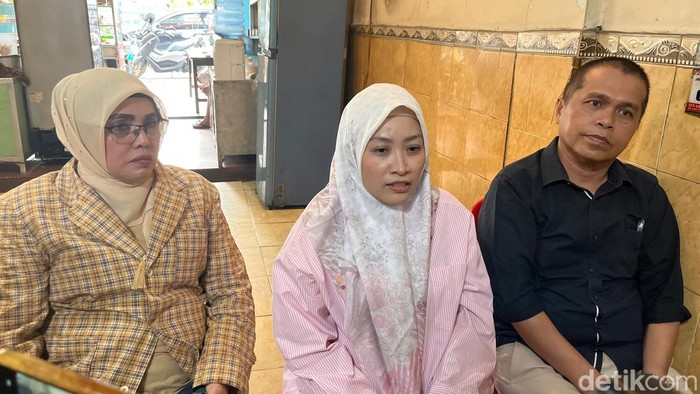 Istri anggota DPRD Jambi (tengah) melaporkan suami ke polisi