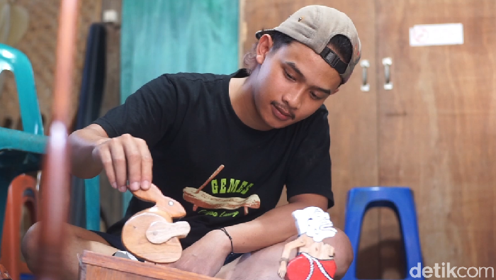 Japrak dan mainan kayu tradisional buatannya. Foto diambil di rumahnya, Samigaluh, Kulon Progo, Kamis (16/1/2025).