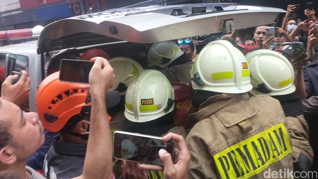 Perjuangan Tanpa Henti Petugas Damkar Cari Korban Kebakaran Glodok Plaza