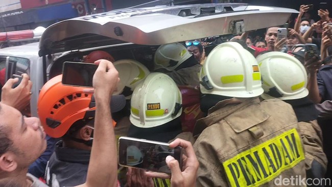 Yang Bikin Api Cepat Menjalar Saat Glodok Plaza Terbakar