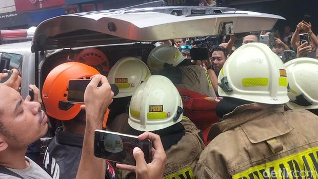 Jasad korban kebakaran di Glodok Plaza dievakuasi. (Maulani/detikcom)