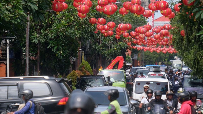 Pengguna jalan melintas di bawah lampion Imlek yang dipasang sepanjang jalan di Denpasar, Bali, Kamis (16/1/2025). Perhimpunan Indonesia Tionghoa (INTI) Bali memasang ratusan lampion di kawasan cagar budaya tersebut untuk menyambut perayaan Tahun Baru Imlek 2576 Kongzili. ANTARA FOTO/Nyoman Hendra Wibowo
