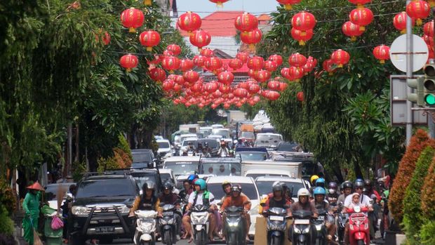 Pengguna jalan melintas di bawah lampion Imlek yang dipasang sepanjang jalan di Denpasar, Bali, Kamis (16/1/2025). Perhimpunan Indonesia Tionghoa (INTI) Bali memasang ratusan lampion di kawasan cagar budaya tersebut untuk menyambut perayaan Tahun Baru Imlek 2576 Kongzili. ANTARA FOTO/Nyoman Hendra Wibowo