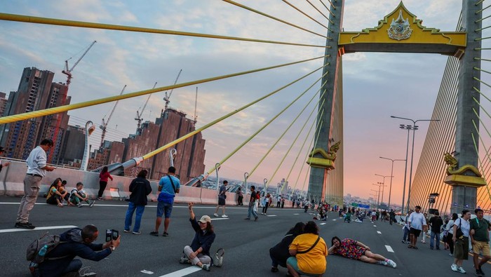 Jelang Peresmian, Jembatan Kabel di Thailand Jadi Sasaran Wisatawan A girl poses for a picture on the newly constructed cable-stayed, Rama X Bridge or