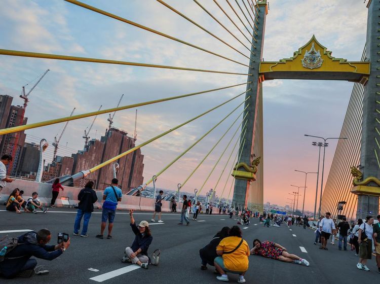 Jelang Peresmian, Jembatan Kabel di Thailand Jadi Sasaran Wisatawan