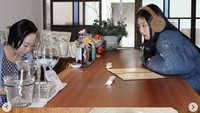 Masih di Jepang, terlihat wanita mungil ini mampir menikmati tea time. Semakin enak dengan kudapan choux mungil. Foto: Instagram jennierubyjane