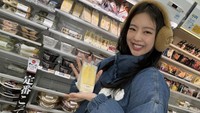 Di Jepang, Jennie BLACKPINK mampir jajan di minimarket. Ia rupanya jatuh cinta dengan egg sandwich. Foto: Instagram jennierubyjane