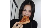 Dengan wajah antusias, Jennie BLACKPINK menunjukkan lembaran pizza gaya New York ini. Tampak ia memilih topping pepperoni. Foto: Instagram jennierubyjane