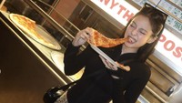 Di Osaka, Jepang, Jennie BLACKPINK mampir ke Henrys Pizza. Ia pun tak melewatkan foto dengan latar tempat pizza dipamerkan pada pengunjung. Foto: Instagram jennierubyjane