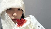 Sekitar November 2024, Jennie BLACKPINK berkolaborasi dengan bakery Nudake di Seoul. Mereka meluncurkan kue cantik dengan dominasi warna putih dan merah. Foto: Instagram jennierubyjane
