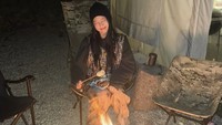 Pelantun Mantra ini pernah mengunggah keseruan saat camping. Ia membakar marshmallow di api terbuka seperti ini. Foto: Instagram jennierubyjane