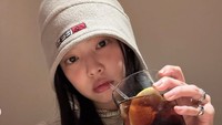 Jennie BLACKPINK sering membagikan potret kulineran. Saat mengunggah foto dengan caption drinks, terlihat ia menikmati minuman dingin dengan tambahan irisan lemon. Foto: Instagram jennierubyjane