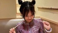 Bersama sahabatnya yang merupakan model, Shin Hyun-ji, Jennie BLACKPINK terlihat menikmati sashimi di Jepang. Di hadapannya juga sudah tersedia shoyu dan segelas teh. Foto: Instagram jennierubyjane