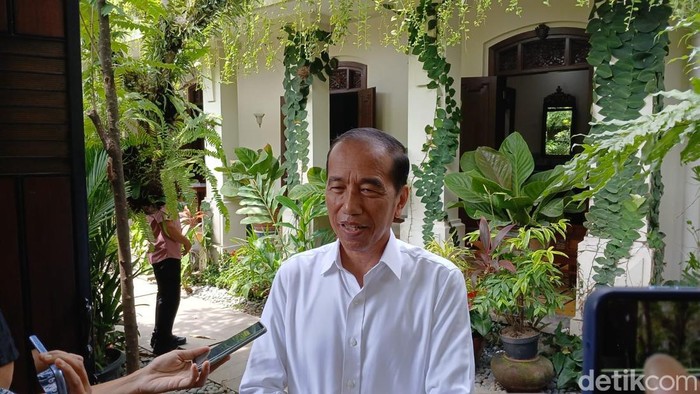 Presiden ke-7 Joko Widodo ditemui di kediamannya Sumber, Banjarsari Solo, Kamis (16/1/2025).