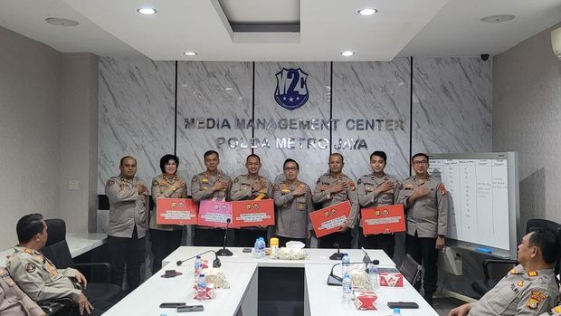 Kabid Humas Polda Metro Jaya Kombes Ade Ary Syam Indradi memberikan penghargaan kepada personel yang berprestasi.