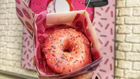 Kalau ini menu donat signature dari kafe The Simpsons. Yaitu Homers donut yang memang muncul di dalam tayangan kartun animasi The Simpsons. Foto: site news