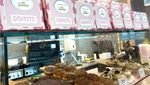 Di Kafe Tema The Simpsons Ada Menu Donat Favorit Homer