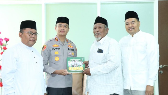 Kapolres Gresik, AKBP Rovan Richard Mahenu silaturahi ke pengurus MUI setempat