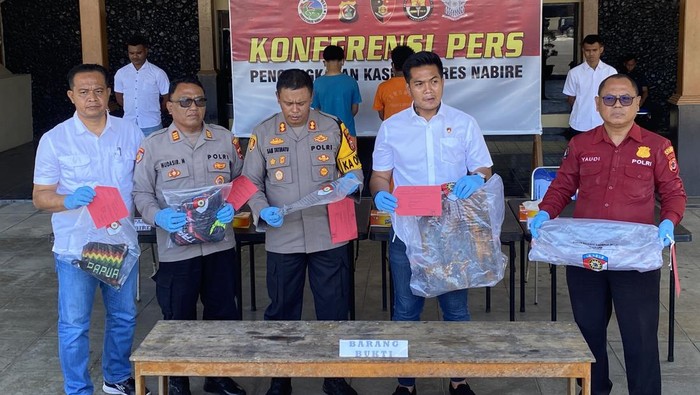 Kapolres Nabire AKBP Samuel Tatiratu saat menggelar konfrensi pers di Mapolres Nabire, Kamis (16/1/2025).