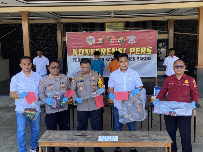 Kapolres Nabire AKBP Samuel Tatiratu saat menggelar konfrensi pers di Mapolres Nabire, Kamis (16/1/2025).