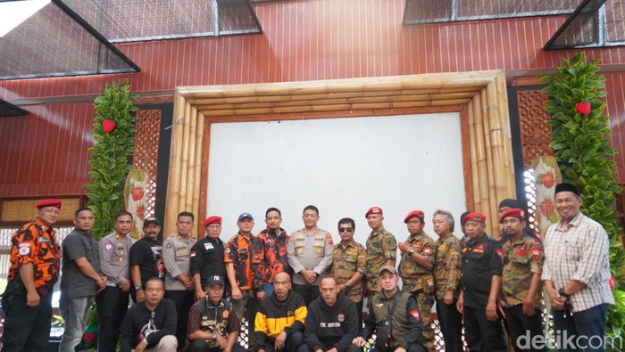 Kapolres Tasikmalaya Kota AKBP Faruk Rozi berfoto bersama pimpinan Grib Jaya dan Pemuda Pancasila.