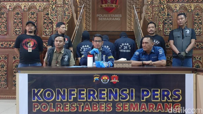 Kasatreskrim Polrestabes Semarang Kompol Andika Dharma Sena menjelaskan pemicu tawuran di Purwosari Semarang dalam jumpa pers, Kamis (16/1/2025).