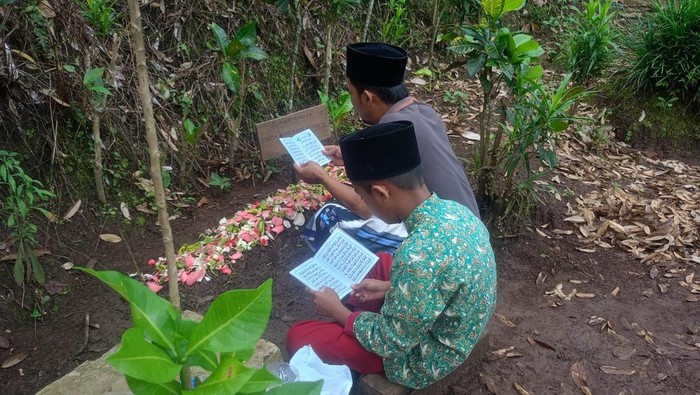 Keluarga siswi MI korban pemerkosaan dan pembunuhan saat berziarah ke makam