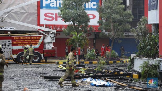 Kebakaran besar yang melanda Glodok Plaza, Jakarta Barat yang terjadi pada Rabu (15/1) malam masih berlangsung hingga pagi ini. Para petugas damkar berjibaku memadamkan api. (CNBC Indonesia/Tri Susilo)