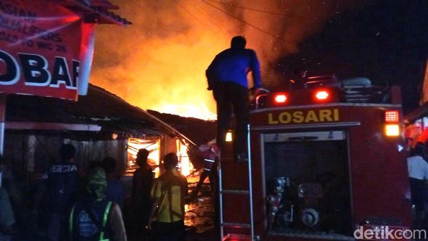 Kebakaran di Pasar Losari, Brebes, Kamis (16/1/2025) pukul 01.15 WIB.