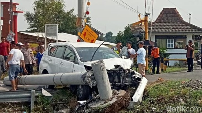 Kondisi mobil Innova yang mengalami kecelakaan tunggal usai menabrak tiang pengaman ketinggian KRL di perlintasan KA Wonosari, Klaten, Kamis (16/1/2025).