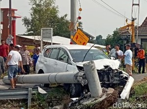 Brakk! Innova Terbang Tabrak Tiang di Perlintasan KA Pakis Klaten