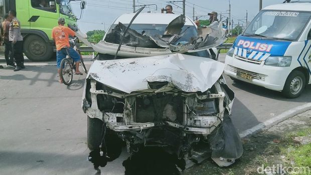 Kondisi mobil Innova yang mengalami kecelakaan tunggal usai menabrak tiang pengaman ketinggian KRL di perlintasan KA Wonosari, Klaten, Kamis (16/1/2025).