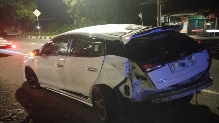Kondisi Yaris yang ringsek usai mengalami kecelakaan di Jalan Jogja-Solo, Kalasan, Sleman, Kamis (16/1/2025) dini hari tadi.