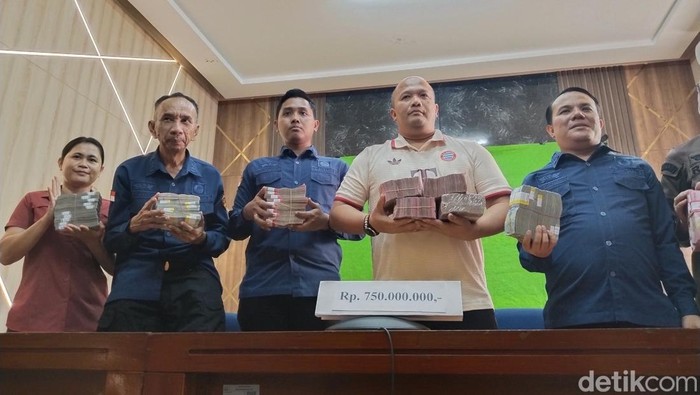 Kejari Kota Bandung saat memperlihatkan uang Rp 750 juta dari hasil pengambalian kerugian negara kasus korupsi PIP di Universitas Bandung.
