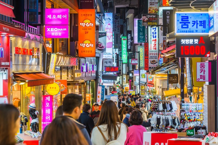 Keramaian Jalan Myeongdong di Seoul, Korea Selatan