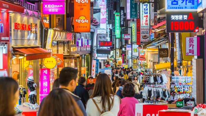 Keramaian Jalan Myeongdong di Seoul, Korea Selatan