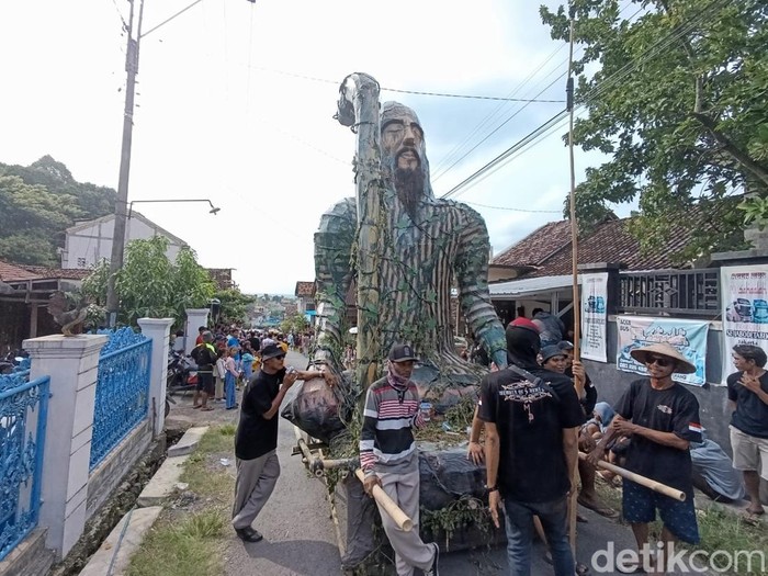 Kirab haul makam Sunan Prawoto di Desa Prawoto, Kecamatan Sukolilo, Kabupaten Pati, Kamis (16/1/2025).
