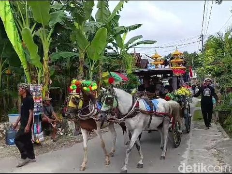 Kirab haul makam Sunan Prawoto di Desa Prawoto, Kecamatan Sukolilo, Kabupaten Pati, Kamis (16/1/2025).