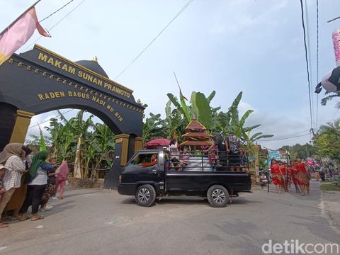 Kirab haul makam Sunan Prawoto di Desa Prawoto, Kecamatan Sukolilo, Kabupaten Pati, Kamis (16/1/2025).