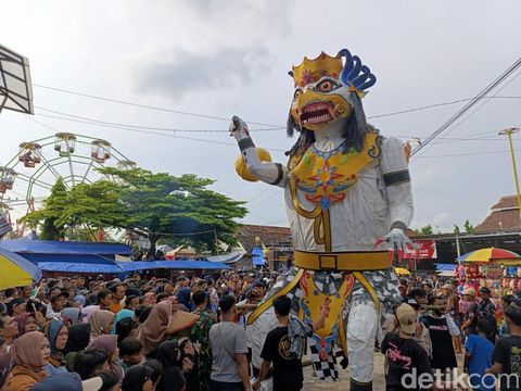 Kirab haul makam Sunan Prawoto di Desa Prawoto, Kecamatan Sukolilo, Kabupaten Pati, Kamis (16/1/2025).
