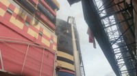 Perwira piket yang bertugas, Sardi mengatakan saat ini diduga masih ada titik-titik api di dalam Glodok Plaza karena masih terdapat asap mengepul keluar dari jendela-jendela gedung Glodok Plaza. (Foto: Maulani Mulianingsih/detikcom)