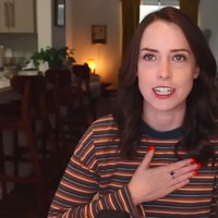 Overly Attached Girlfriend muncul di era awal media sosial yang diramaikan oleh meme. Tak menyangka akan terkenal, Laina mengaku punya rasa benci tapi cinta dengan fakta bahwa wajahnya digunakan sebagai bahan bercandaan. Foto: Instagram Laina Morris