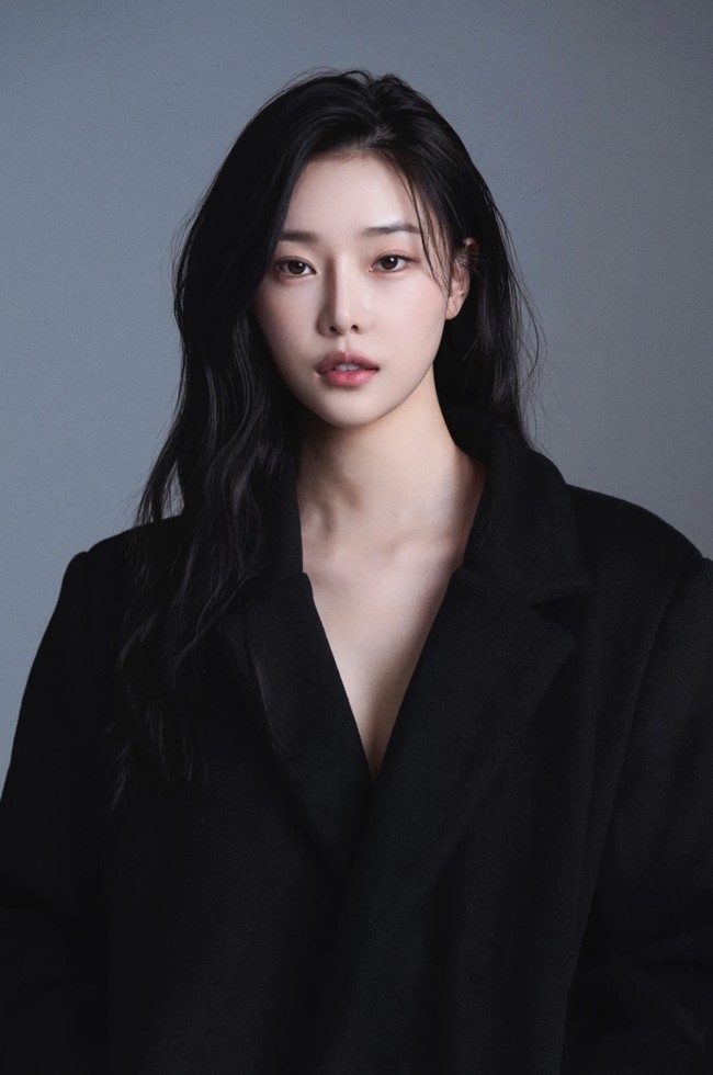 Pada tahun 2022, Lee Si An memutuskan untuk mengubur cita-cita menjadi idol KPop dan banting setir menjadi seorang aktris dan model. Dia bergabung dalam naungan agensi Leaders Entertainment. Foto: dok. Instagram @youseeany