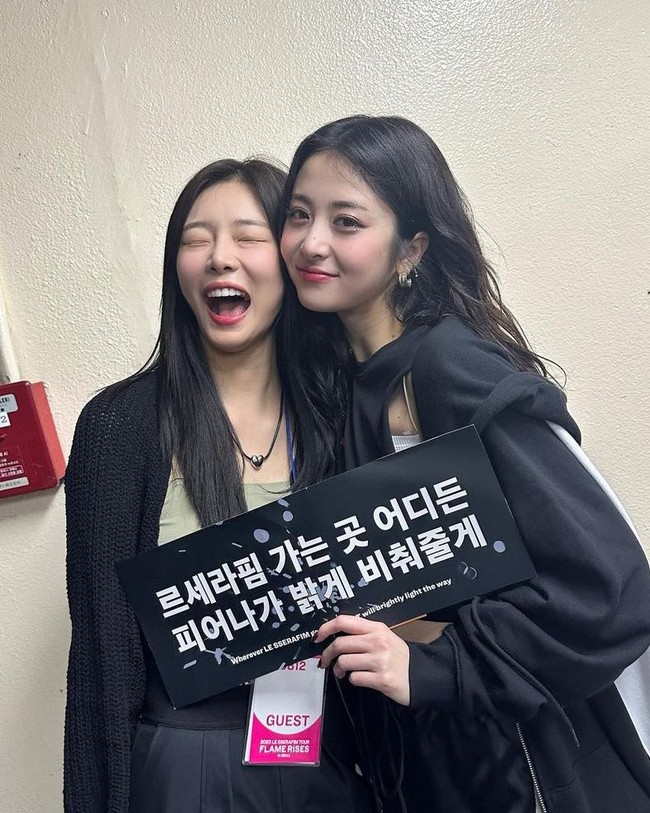 Berkat koneksinya sebagai trainee KPop, Lee Si An juga berteman dekat dengan Yunjin LE SSERAFIM. Rekan seperjuangannya di Produce 48. Foto: dok. Instagram @youseeany