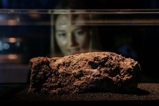 Limbah Rumah Tangga Berbentuk Fatberg Penampakan sepotong fatberg di museum di London, Inggris. Fatberg ini terbentuk dari segumpal lemak beku, pembalut wanita, tisu basah, kondom, popok, dan barang serupa yang ditemukan di sistem saluran pembuangan.