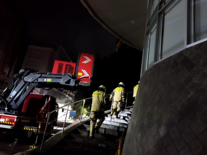 Malam ini Damkar masih mencari korban hilang di kebakaran Glodok Plaza (Kurniawan/detikcom)